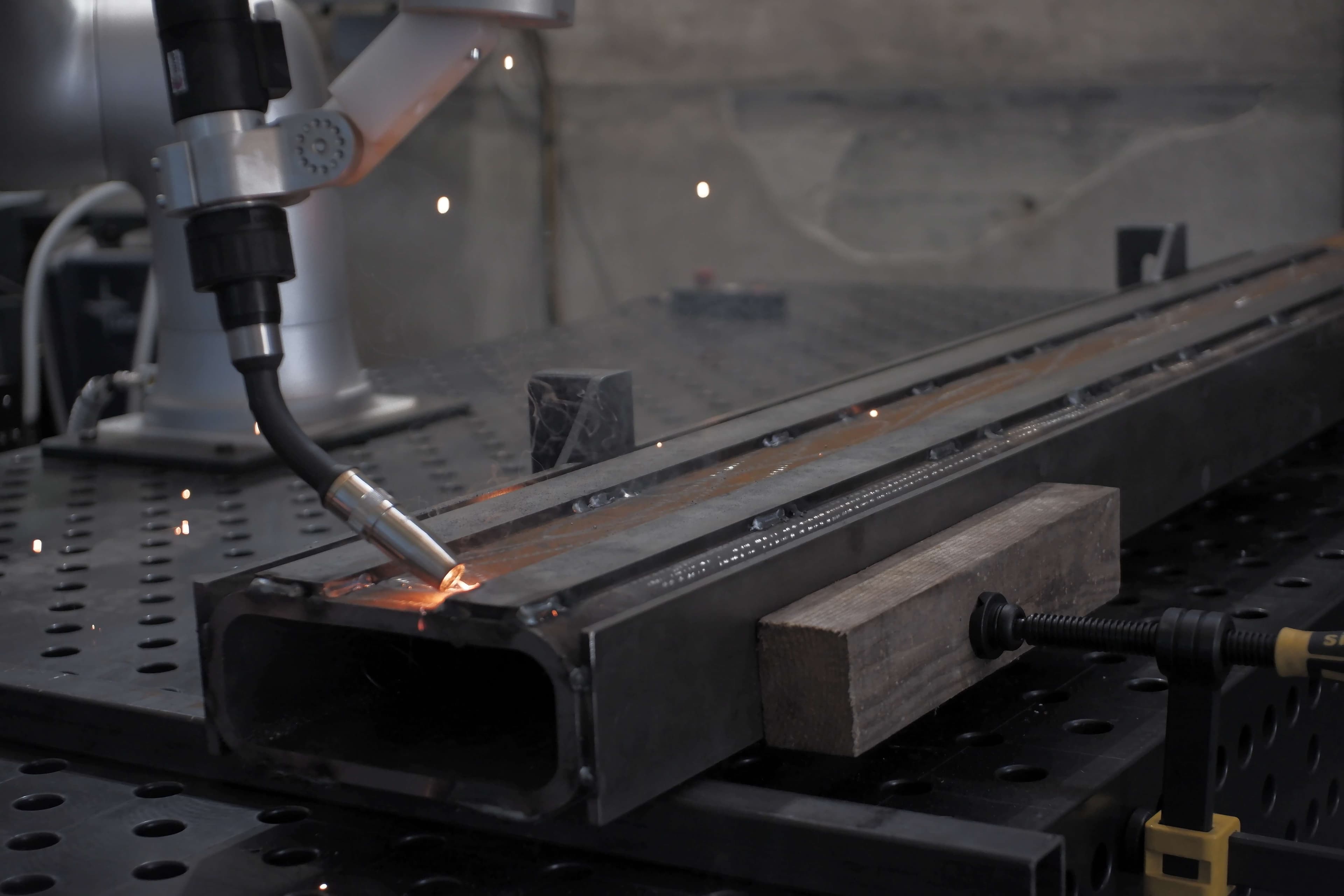 Saldatura cobot 4.0 — carpenteria metallica Parricelli SRL, Benevento 3