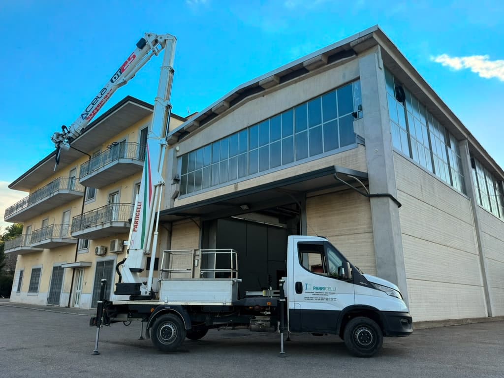 Noleggio cestello con operatore in Campania — piattaforma aerea (PLE) Parricelli SRL, Benevento